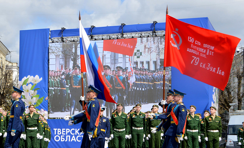 В Твери в День Победы состоялось торжественное прохождение войск Тверского территориального гарнизона и пролет воздушной техники